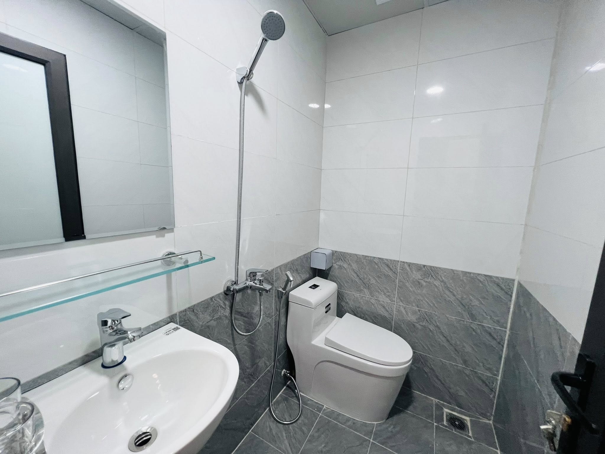 TÒA CHDV XÂY MỚI Ở  CẦU GIẤY-7 TẦNG THANG MÁY-10 PHÒNG-PCCC ĐẦY ĐỦ- KHU VỰC VIP- TẦM TIỀN NHIỀU - Ảnh 4